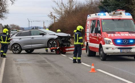 Autolenkerin bei Verkehrsunfall auf Eferdinger Straße in Fraham von