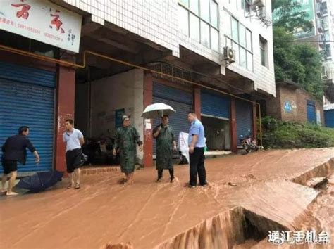 四川巴中遭遇暴雨袭击多地被淹 山洪如瀑布倾泻 大成网 腾讯网