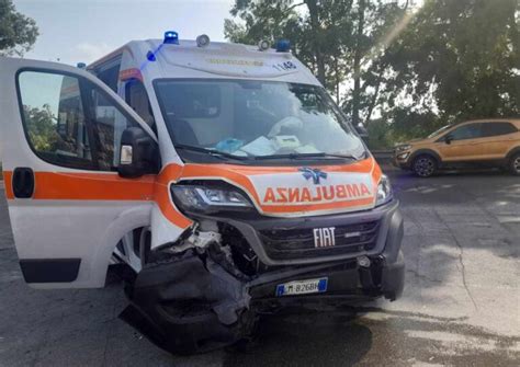 Incidente Ad Ardea Ambulanza Si Scontra Con Una Macchina Due Feriti