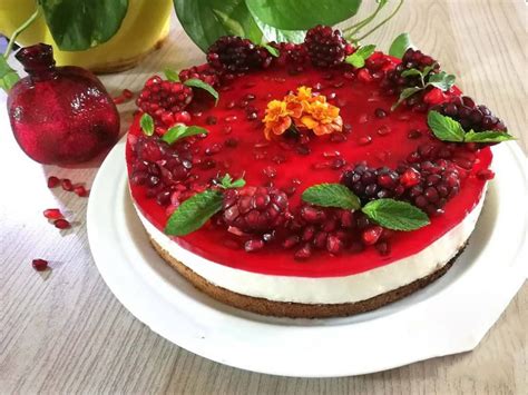 طرز تهیه چیز کیک انار یخچالی ساده و خوشمزه با بیسکویت ساقه طلایی برای شب یلدا