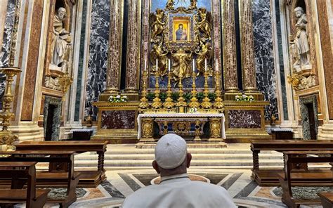 El Papa Francisco ora a la Virgen María por su viaje a Bélgica y