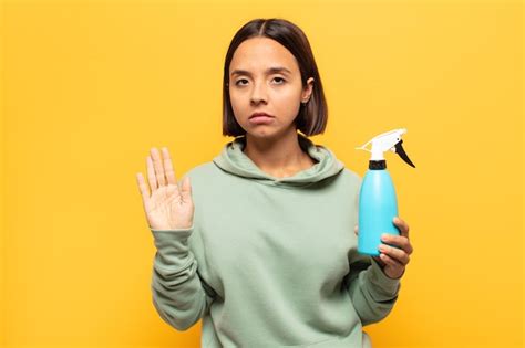 Joven Mujer Latina Que Parece Seria Severa Disgustada Y Enojada Mostrando La Palma Abierta