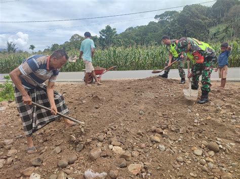 Babinsa Bersama Warga Kerja Bhakti Meratakan Tanah Timbunan Lapangan