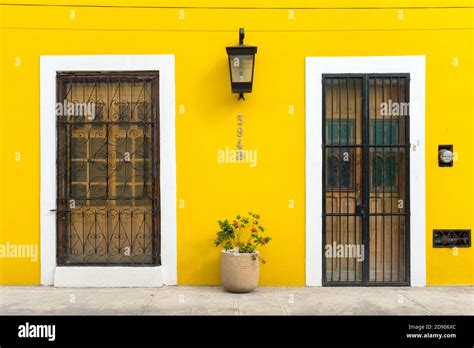 Coloridas fachadas de casas de estilo colonial fotografías e imágenes