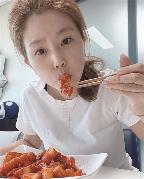 이윤미 떡볶이 먹는 것도 예쁘네주영훈도 반하겠어 Sns★컷 손에 잡히는 뉴스 눈에 보이는 뉴스 뉴스엔