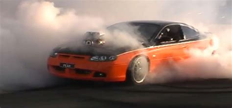 Burnout Friday: CV8 Monaro Smoke Screens the Crowd