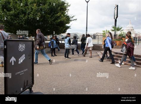 Londres Ru De Septiembre De La Cola Para La Mentira De La