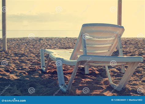 Salas De Estar Do Chaise Na Praia Imagem De Stock Imagem De Turismo