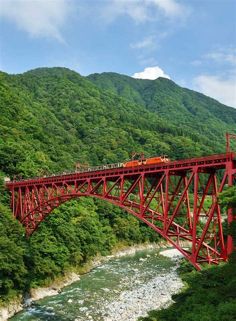 【観光】宇奈月温泉のトロッコ電車が新緑や黒部川と競演 全国旅行の旅