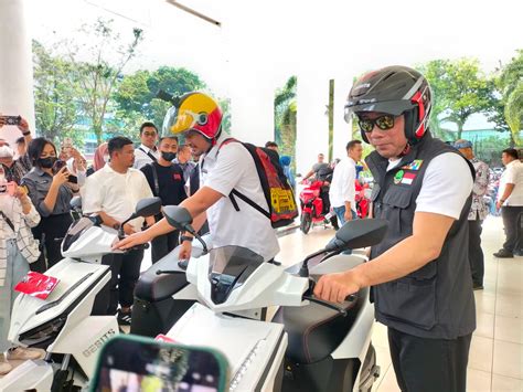 Ridwan Kamil Dan Bobby Nasution Keliling Kota Medan Naik Motor Listrik