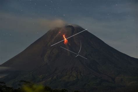 Masih Berstatus Siaga Gunung Merapi Luncurkan Lava Pijar Sejauh Km