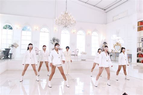 Hình ảnh Vũ Cát Tường bán nude nằm trong bồn tắm đầy đá quý sao chép ý tưởng MV đình đám của Taylor