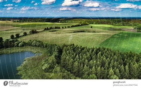 Landschaft Wald und ein Stück See vorn hinten weite Landschaft mit