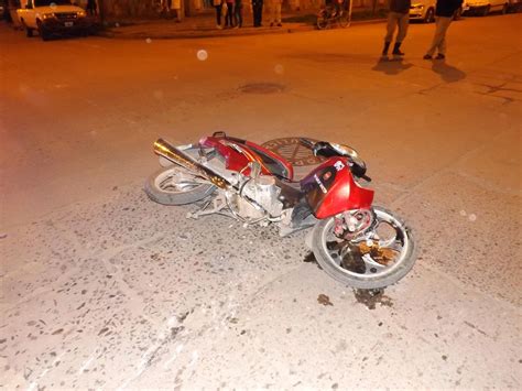 Una moto chocó con un camión con el saldo de una mujer con heridas