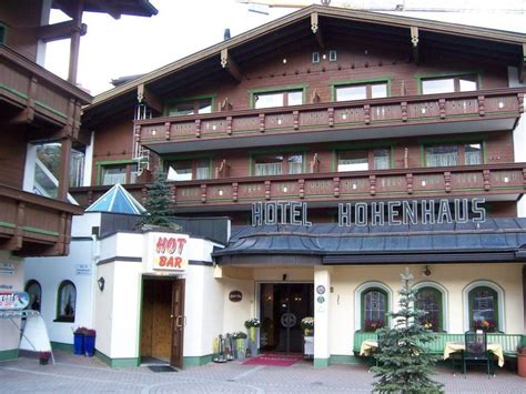 Hoteleingang Alpenbad Hotel Hohenhaus Hintertux Zillertal