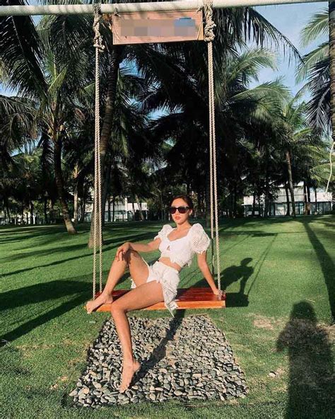 Mặc kín hẳn sau scandal clip nhạy cảm Văn Mai Hương hiếm hoi diện bikini khoe body nuột