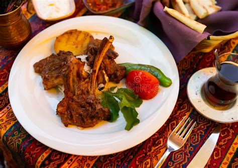 Un Plato Turco Tradicional De Costillas De Cordero Llamado Kuzu Pirzola