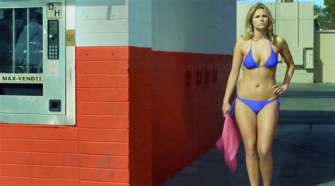 Nackte Scarlet Red In Bikini Car Wash