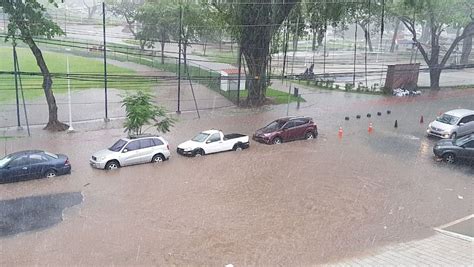 Calles Inundadas Tras La Fuerte Lluvia En La Ciudad Capital Tráfico