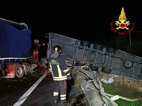 Autostrada Messina Catania Scontro Tra Due Camion A Nizza Di Sicilia