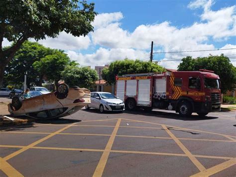 Colis O Seguida De Capotamento Deixa Motorista Ferido No Centro De