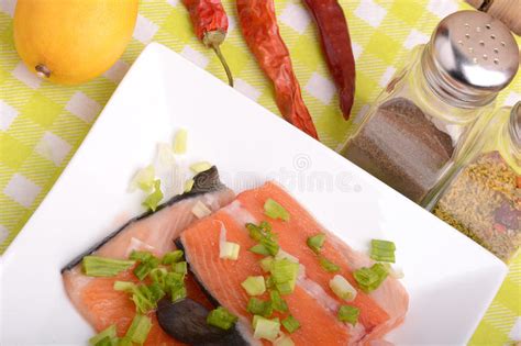 Rebanada De Salmones Rojos De Los Pescados Con La Pimienta Roja Imagen