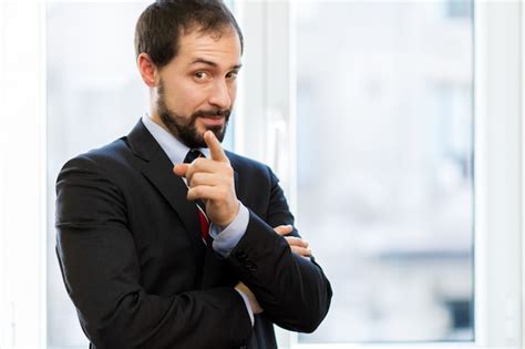 Sonriente Hombre De Negocios En Su Oficina Foto Premium