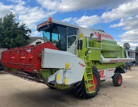 Claas Dominator 98SL Classic Combine With C390 Header Sieve And Straw