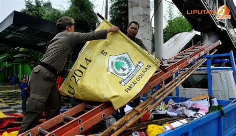 Foto Bendera Parpol Dan Spanduk Caleg Dibongkar Foto Liputan