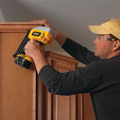 Dewalt Cordless Brad Nailer Kit 180 Adhesive Straight 2vdj9