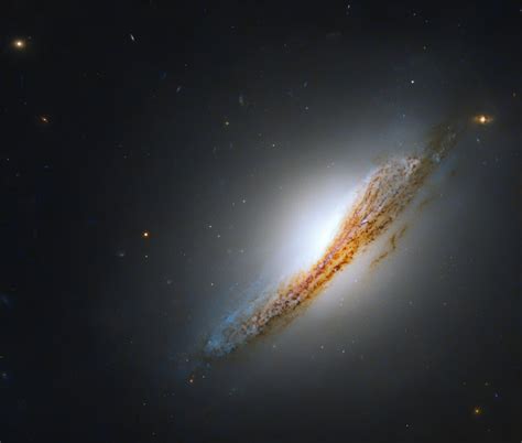 Leuchtendes Herz Hubble Teleskop fängt ungewöhnliche Galaxie ein t3n