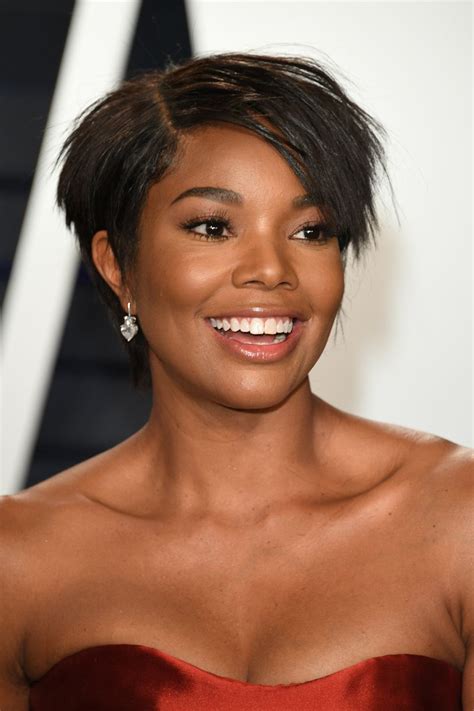 short haircuts for women with round faces - Selena Ewing