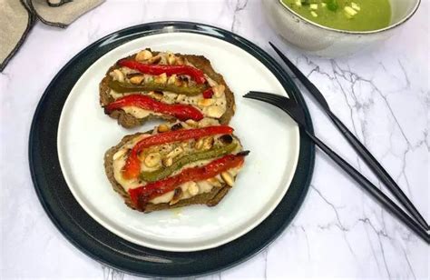 Recette de bruschetta aux poivrons rôtis amandes grillées et gaspacho