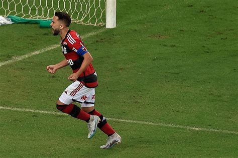 Em Jogo Sem Torcida Flamengo Derrota O Santos E Sobe Na Tabela