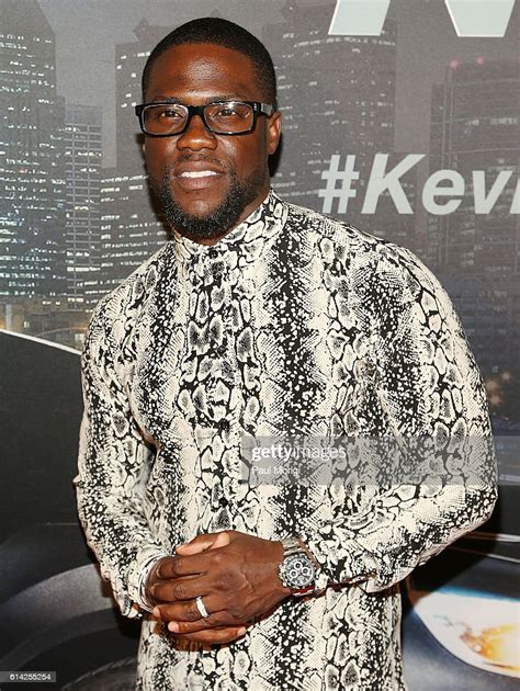 Comedian Kevin Hart poses for photos at the "Kevin Hart: What Now ...