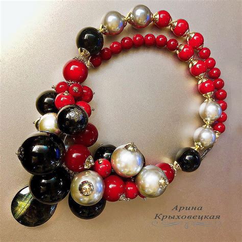 Красное и Черное | Charm bracelet, Jewelry, Ornament wreath