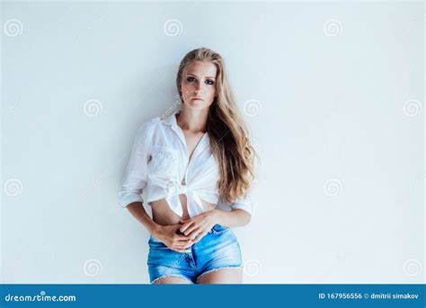 Blonde Mädchen Mit Blauen Augen in Kurzen Hosen Auf Weißem Hintergrund Stockfoto Bild von