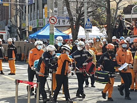 부산서 수리 작업 하던 단독주택 붕괴매몰자 2명 구조 중 국제신문