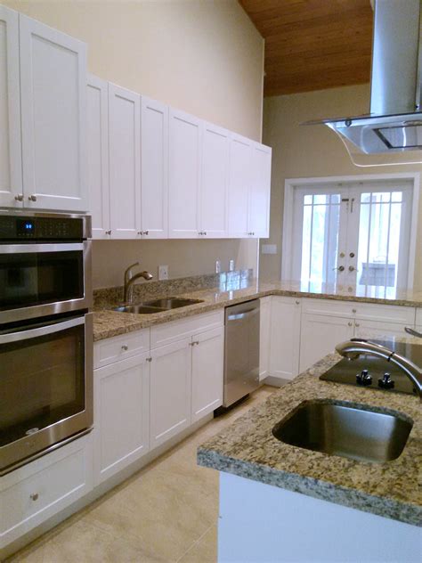 G-Shaped Kitchen Layout with Island — Miami General Contractor