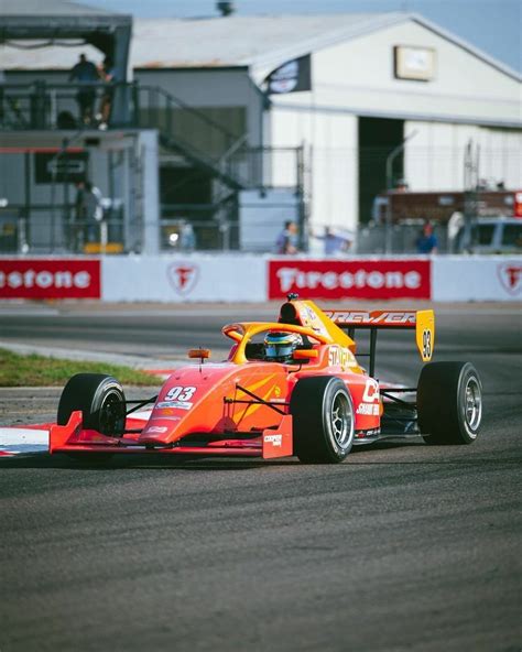 GALERIE: Nejkrásnější pilotka světa: Lewisi, miluji tě! | FOTO 1 ...