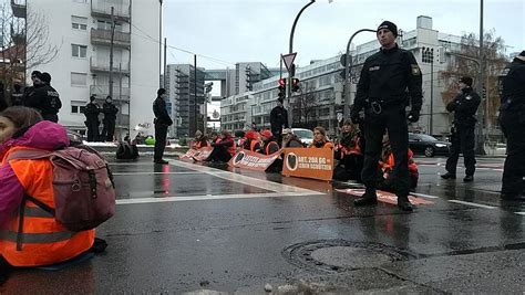 N Chste Blockade In M Nchen Klima Kleber Am Ostbahnhof Abendzeitung