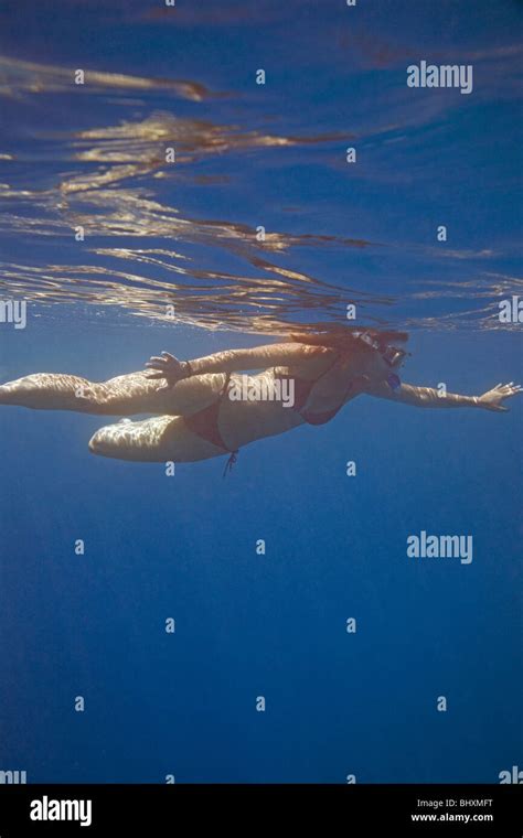 Unterwasser Bikini Mädchen Taucher Stockfotos und bilder Kaufen Alamy