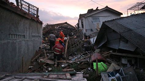 Indonesia Muertos Y Cientos De Heridos Por Un Terremoto En Java