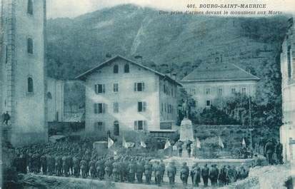 Cpa France Bourg St Maurice Une Prise D Armes Devant Le Monument