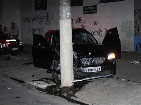 Suspeitos são baleados pela polícia após baterem BMW roubada em SP