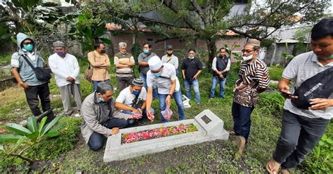 Peringati HPN 2022 KWG Ziarah Ke Makam Bung Dahril Pojokpudak