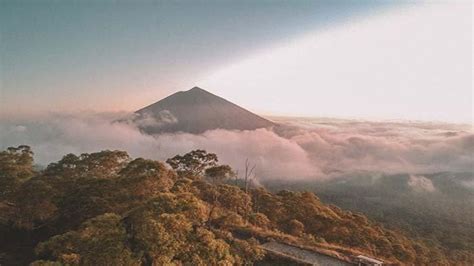 Wisata Flores Melihat Keindahan Gunung Inerie Dan Watunariwowo Di