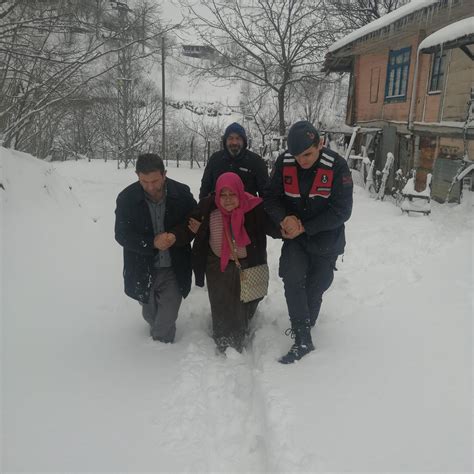 Samsun un o ilçesinde kardan yollar kapandı hastaların imdadına