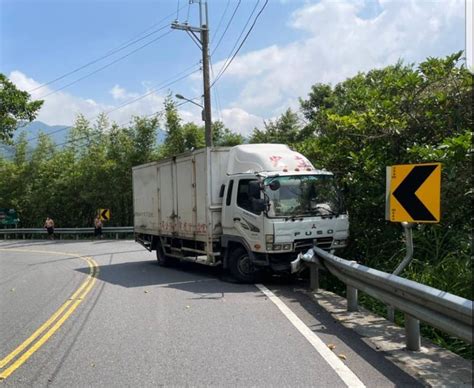 彎不過填海？貨車北宜衝對向撞護欄 司機：閃猴子 社會 自由時報電子報