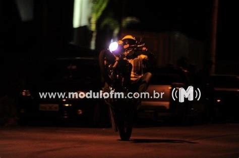 Jovem Inabilitado é Flagrado Após Empinar Moto Em Frente A Viatura Da